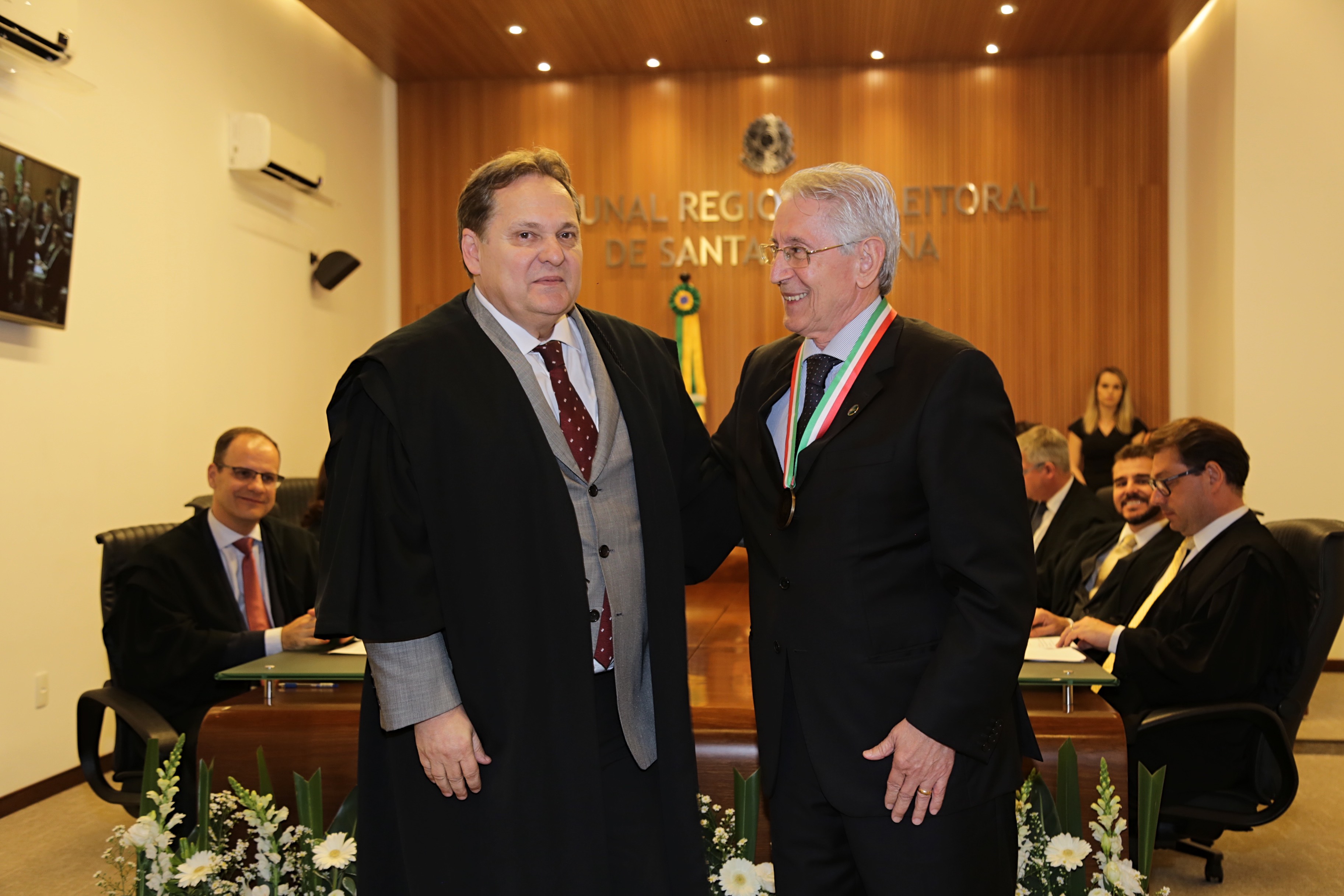 Côrte, da FIESC (dir.), recebeu a Medalha das mãos