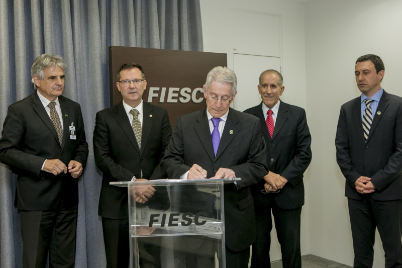 Acordo foi assinado durante reunião de diretoria da FIESC. Foto Fernando Willadino