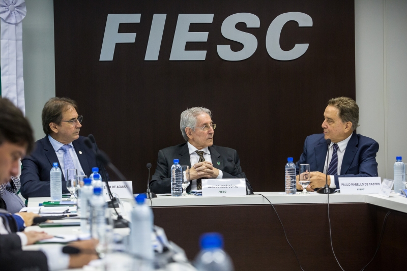 Rabello de Castro, do BNDES (d), Glauco José Côrte (c), da FIESC, e Mario Cezar de Aguiar (e), da FIESC (foto: Marcos Campos)