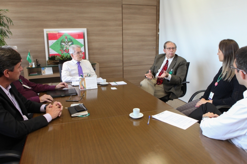Wadewitz (centro à direita) manteve encontro com presidente da FIESC, Glauco José Côrte, e colaboradores do SENAI. Foto: Filipe Scotti