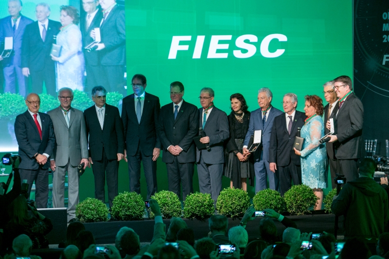Industriais homenageados e autoridades durante cerimônia na FIESC (foto: Marcos Campos)