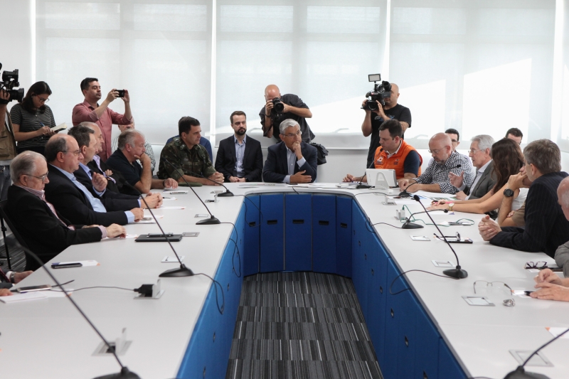 Representantes do setor produtivo e governo durante reunião nesta sexta-feira (1º), em Florianópolis (foto: Filipe Scotti)