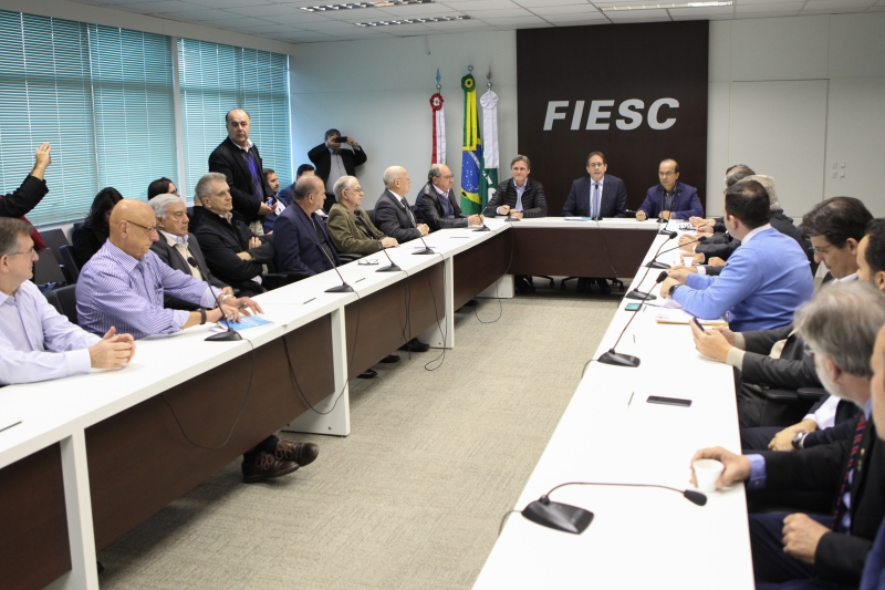 Lideranças durante reunião nesta segunda-feira, em Florianópolis (foto: Filipe Scotti)