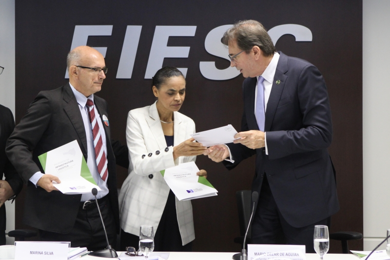Mario Aguiar, da FIESC (dir.), entrega documento à Marina Silva e a Rogério Portanova, este candidato ao governo de SC pela Rede (foto: Filipe Scotti)