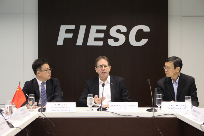 Cônsul Yu Yong (esq.), presidente da FIESC, Mario Cezar de Aguiar, e o diretor da China Trade Center, Pan Faming (dir.) (foto: Filipe Scotti)