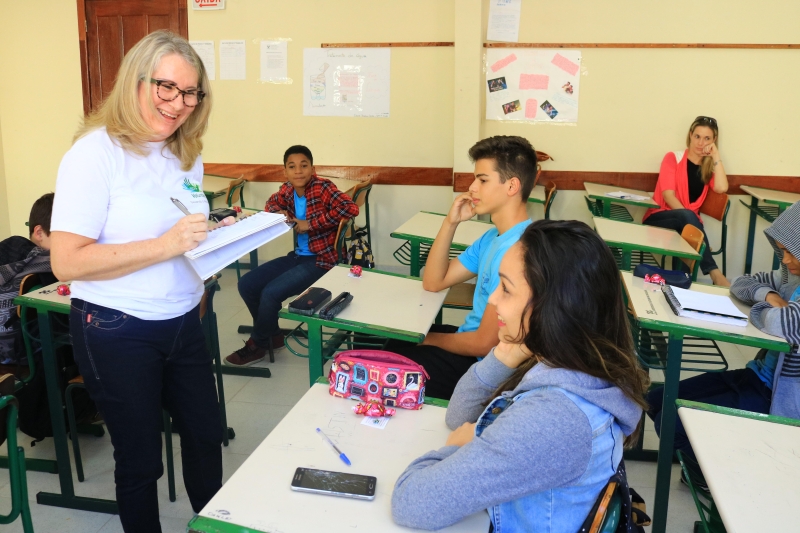 Mariangela Martins dá aulas de reforço em língua portuguesa na Escola Laura Lima. Foto: Elida Ruivo