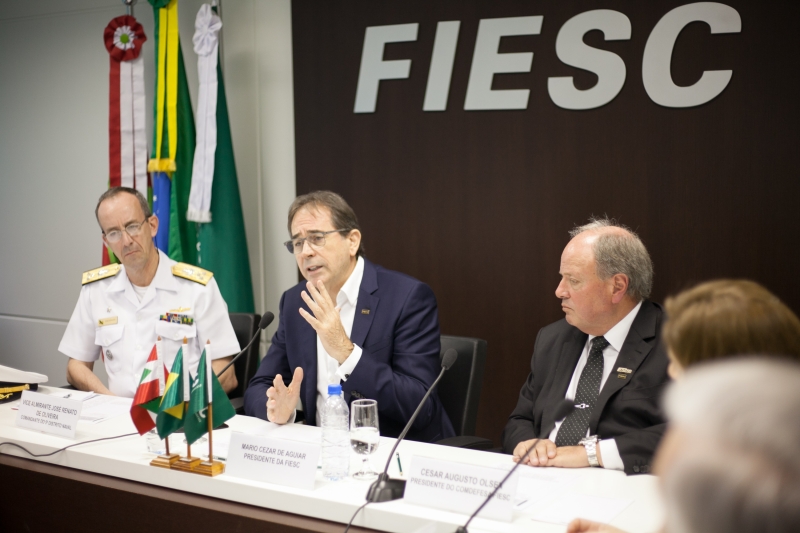 Vice-almirante, José Renato de Oliveira, presidente da FIESC, Mario Cezar de Aguiar (centro), e presidente do Comitê, Cesar Olsen (foto: Filipe Scotti)