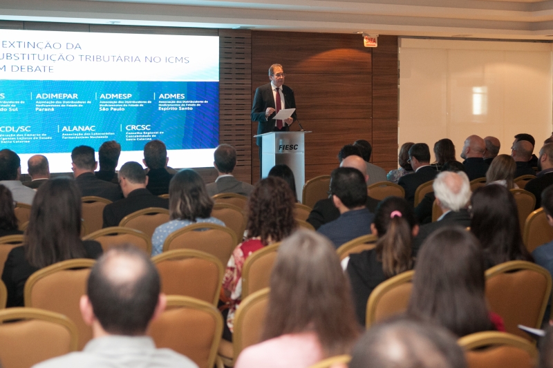 Presidente da FIESC, Mario Cezar de Aguiar, durante participação no seminário (foto: Filipe Scotti)