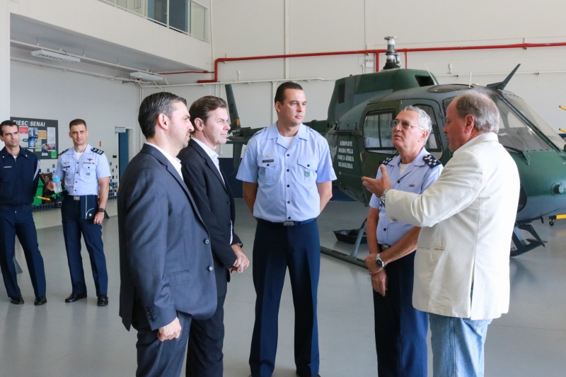 Comandante da Aeronáutica (2º à direita) conheceu escola de manutenção de aeronaves do SENAI em Palhoça. Foto: Ivonei Fazzioni