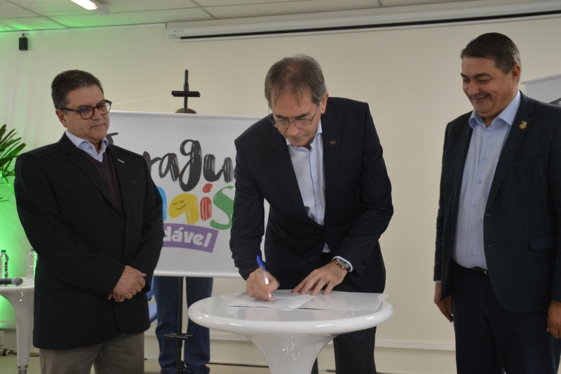 Anselmo Ramos, da ACIJS (e), Mario Aguiar, da FIESC, e o prefeito Antídio Lunelli assinaram o termo de cooperação. Foto: Ronaldo Corrêa