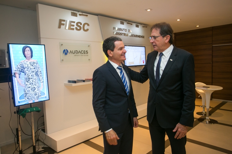 Claudio Grando (e) com o presidente da FIESC, Mario Cezar de Aguiar, diante da exposição da Audaces no Espaço Indústria. Foto: Marcos Campos