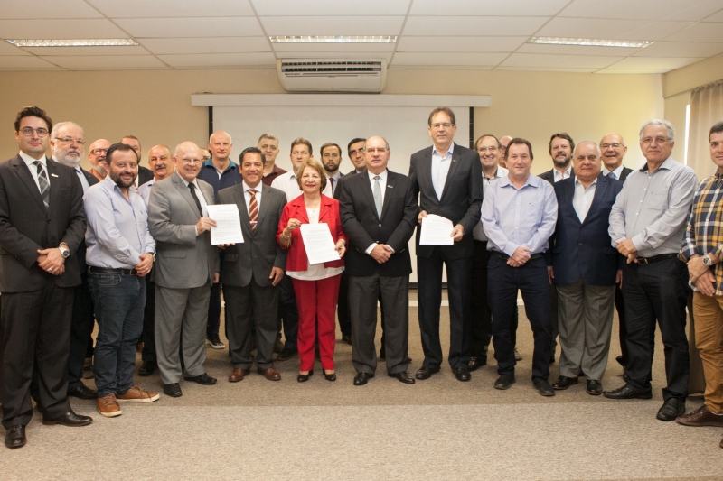 Diretoria da Fecomércio e representantes das entidades que assinaram o termo de cooperação (foto: Filipe Scotti)