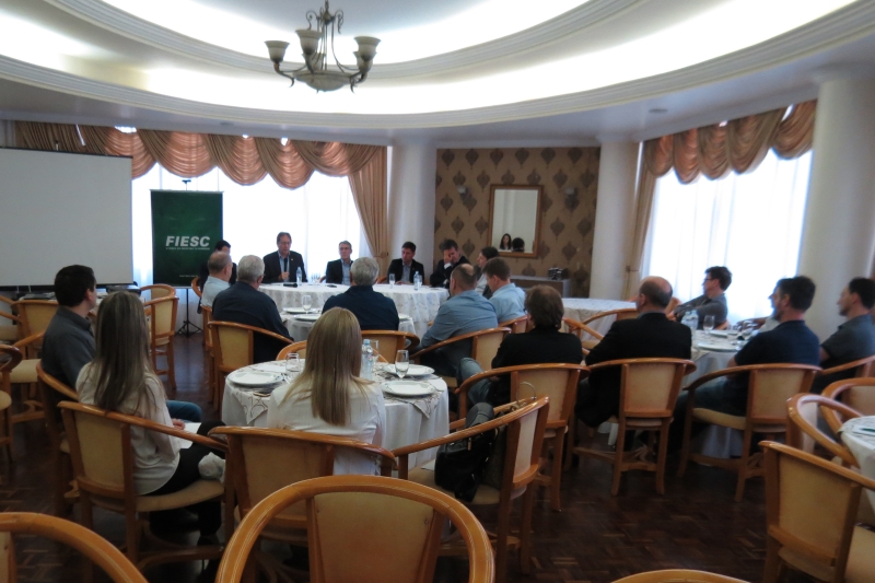 Reunião com representantes de sindicatos industriais e lideranças da região (foto: Paulo Gonçalves)