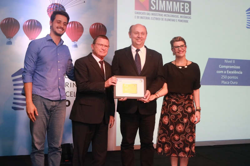 Representantes do Simmmeb, de Blumenau, recebendo o prêmio