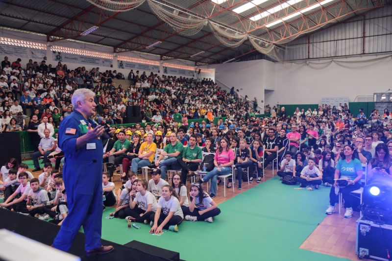 Mais de 1,8 mil pessoas assistiram à palestra de Marcos Pontes, no SESI em Rio do Sul. (Foto: Rodrigo Parucker/Grazieli Scottini)