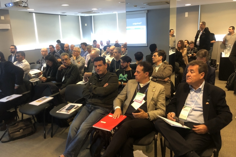 Grupo durante seminário de oportunidades de parcerias entre empresas brasileiras e portuguesas
