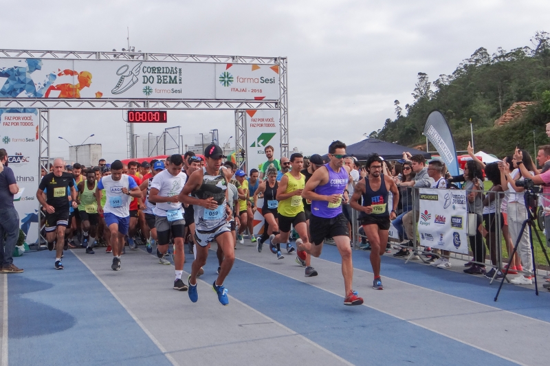 Disputa de Itajaí contou com percursos de cinco e 10 quilômetros, além de modalidades para crianças e atletas especiais (Foto: Midia Press/ Divulgação)