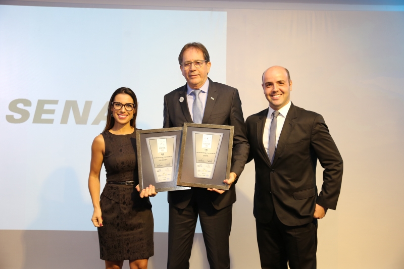 Premiação foi entregue ao presidente da FIESC, Mario Cezar de Aguiar, em solenidade realizada em Florianópolis (foto: José Somensi)