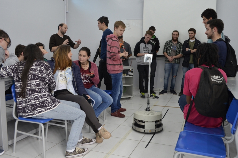 Em São Bento do Sul, primeiro dia do Mundo SENAI teve workshop de automação industrial, com demonstração de robôs da área (Foto: Impulso Comunicação)