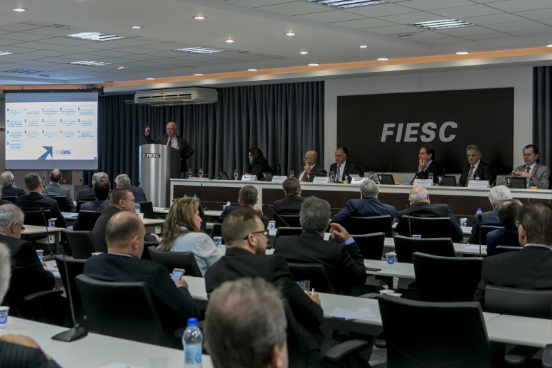 Diretor da CNI abordou cenário político e econômico em reunião de diretoria da FIESC (foto: Fernando Willadino)