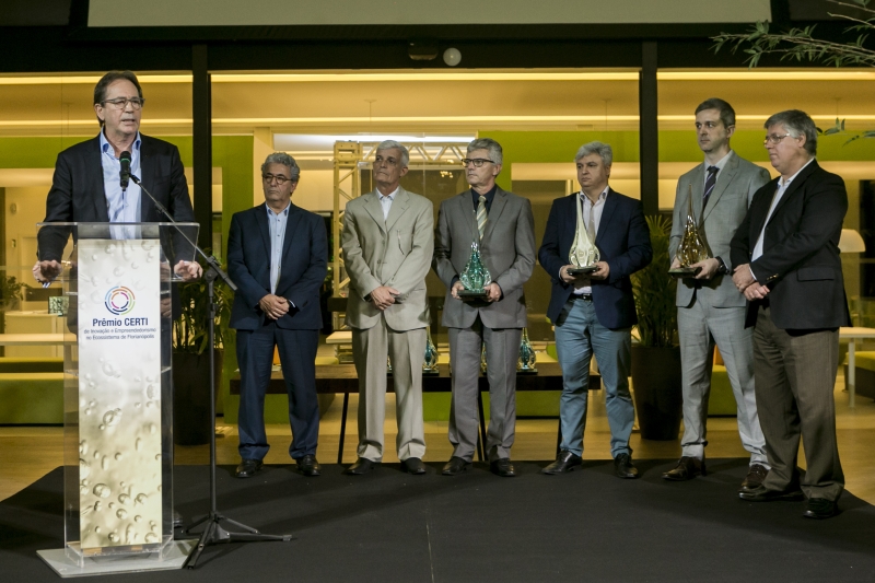 Presidente da FIESC, Mario Cezar de Aguiar, realizou a entrega do Prêmio na categoria “Projeto de Cliente CERTI em Santa Catarina” (foto: Fernando Willadino)