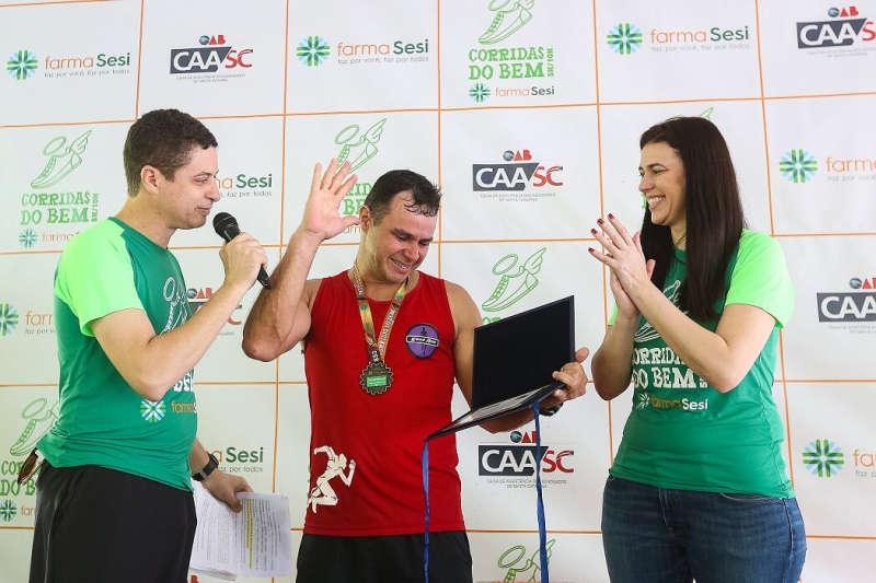 Emerson Jair dos Santos participou de todas as etapas da Corrida do Bem de 2018 e recebeu uma homenagem do SESI/SC (foto: Thiago Braga)