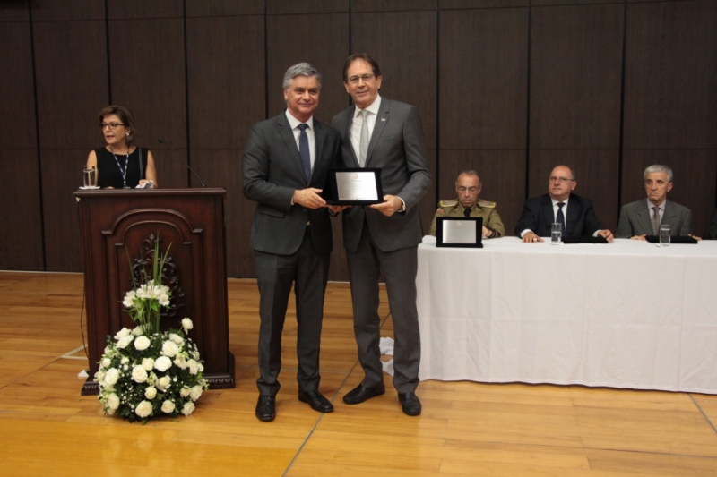 Mario Cezar de Aguiar recebeu homenagem das mãos do presidente do TJSC, Rodrigo Collaço. Foto: Daniela Pacheco