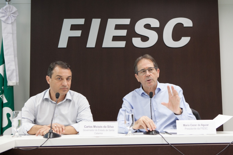 Governador Carlos Moisés da Silva (esq.) e presidente da FIESC, Mario Cezar de Aguiar durante encontro na FIESC (foto: Filipe Scotti)