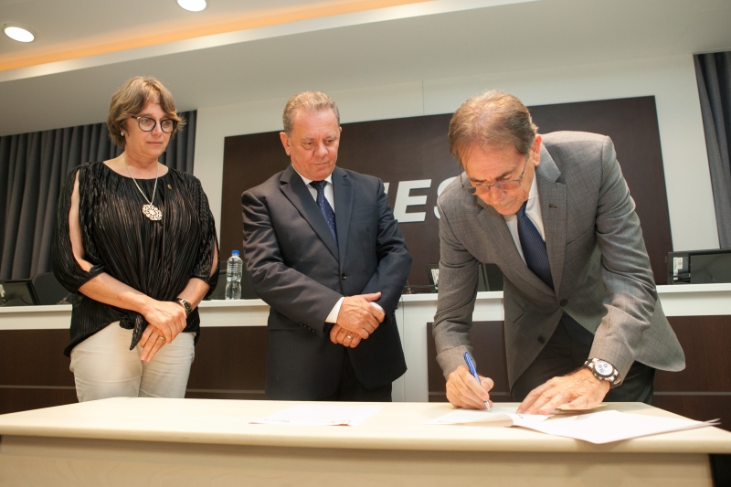 Sisi Blind (ex-presidente da Fecam), Ponticelli (novo presidente) e Aguiar (presidente da FIESC) assinam cooperação (foto: Filipe Scotti)