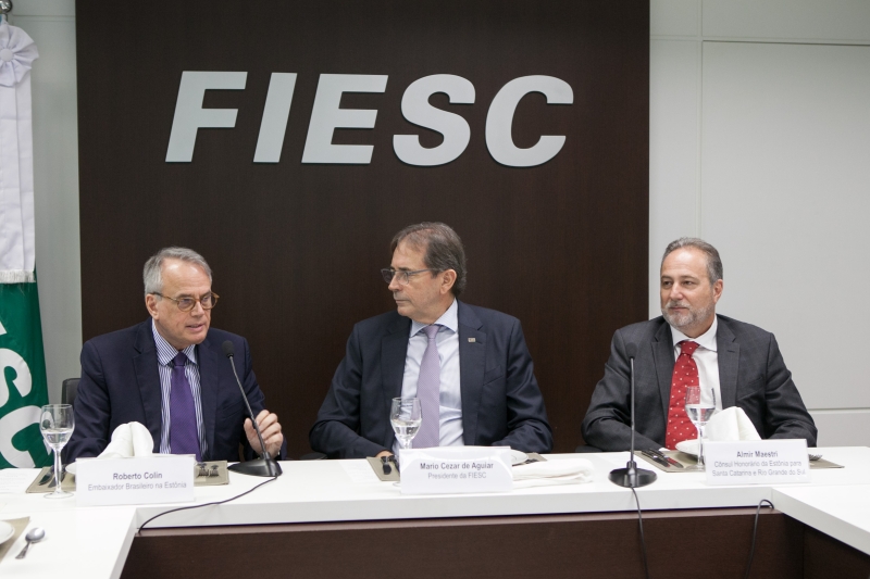 Embaixador Roberto Colin (esq.), presidente da FIESC, Mario Cezar de Aguiar (centro), e cônsul-honorário, Almir Maestri (foto: Filipe Scotti)