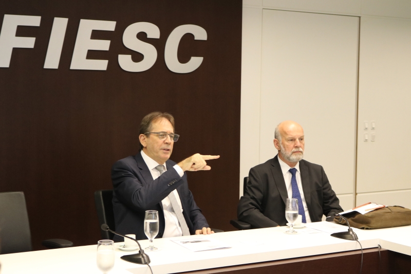 Presidente da FIESC, Mario Cezar de Aguiar (esq.), e embaixador Carlo Krieger (foto: Ivonei Fazzioni)