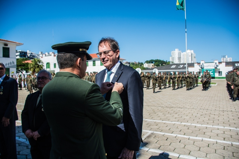 Presidente da FIESC, Mario Cezar de Aguiar, recebeu a homenagem nesta quarta-feira (17), em Florianópolis (foto: divulgação 14ª Brigada de Infantaria Motorizada)