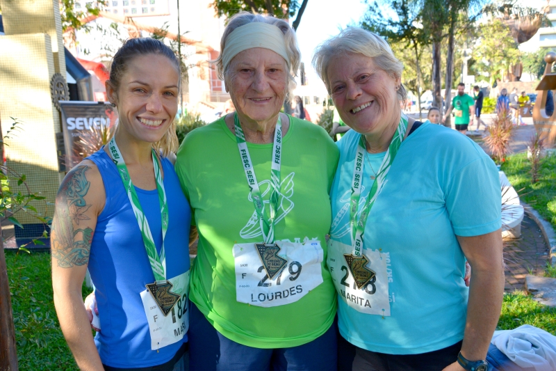 Três gerações participando da corrida Mari Baldissera, Lourdes Giordani e Marita Giordani (Foto: Lisiane Kerbes)