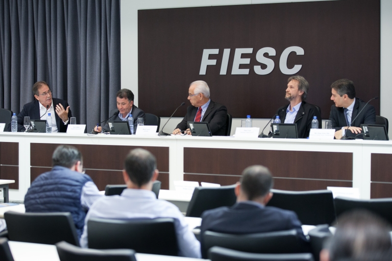 Lideranças industriais, políticas e representantes do setor de comunicação debateram os principais pontos da proposta de reforma (foto: Filipe Scotti)