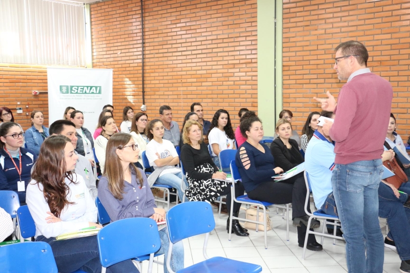 Em Videira, visitantes conheceram o programa de aprendizagem industrial. (Foto: Angela Cardoso)