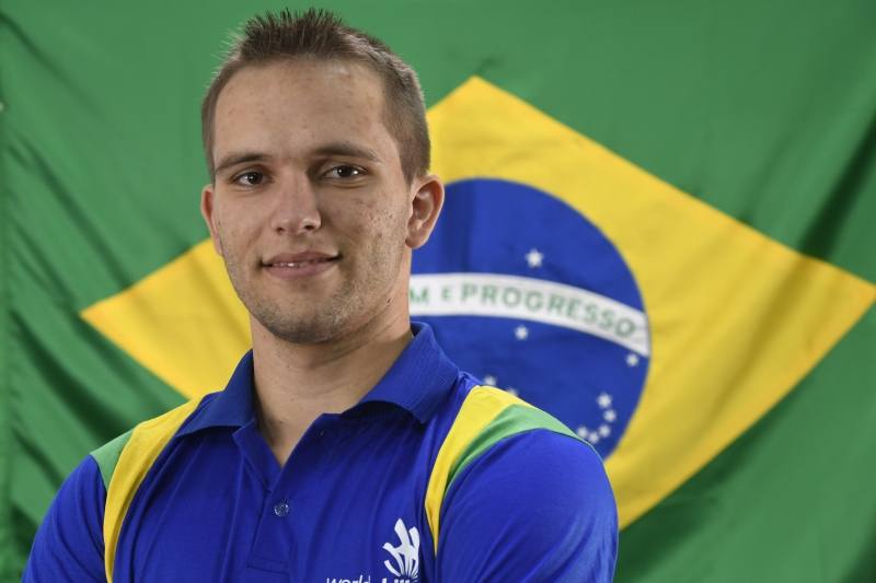 Allan Scholze, de São Bento do Sul, participa da olimpíada na ocupação Fresagem CNC. Foto: José Paulo Lacerda