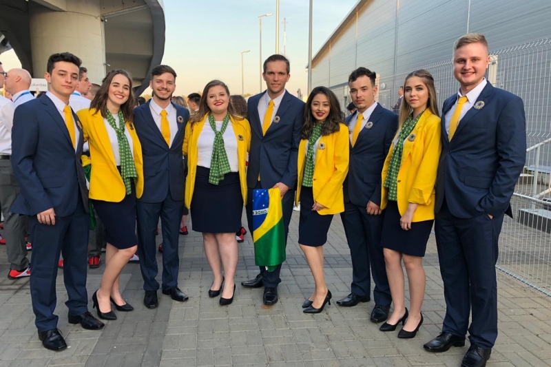 Nove estudantes de SC estão na Rússia para o torneio mundial de educação profissional