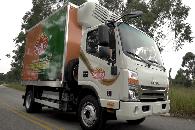 Seara inicia transporte com caminhão 100% elétrico e sem emissão de carbono