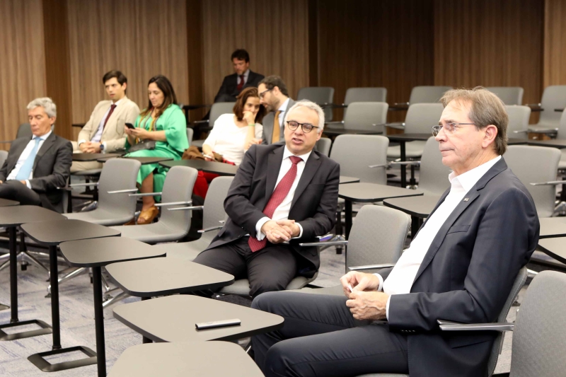 Delegação de Portugal trata de comércio bilateral na FIESC