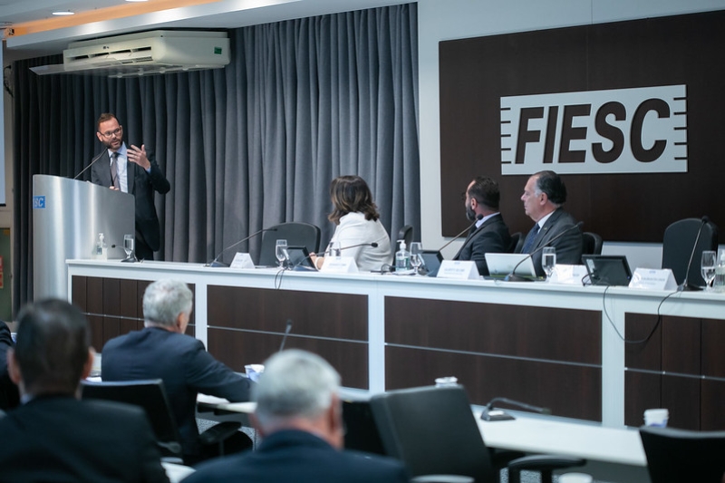 Jorge Seif e Fernando Comin participam de reunião de diretoria da FIESC