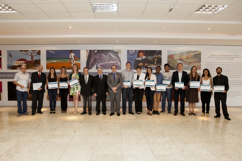 Presidentes da FIESC e da ACI, jornalistas premiados e comissão julgadora do Prêmio FIESC de Jornalismo 2014. Foto: José Luiz Somensi