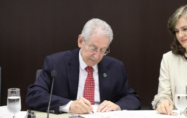 Presidente da FIESC, Glauco José Côrte, e a desembargadora do TRT-SC, Maria de Lourdes Leiria, durante a assinatura do acordo (foto: Filipe Scotti)