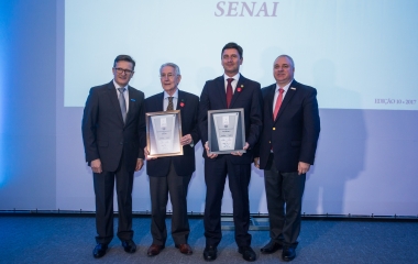 Presidente da FIESC, Glauco José Côrte, e o diretor regional do SENAI, Jefferson de Oliveira Gomes, receberam o reconhecimento dos diretores do Grupo RIC, Roberto Bertolin (esq.) e Albertino Zamarco Jr. (dir.) (foto: Marcos Campos)