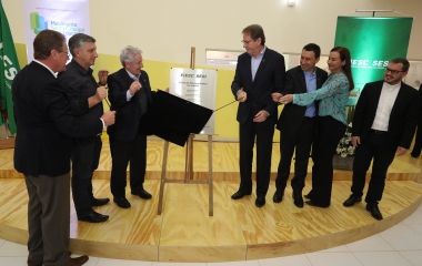 Presidente da FIESC e demais autoridades em ato de inauguração (foto: André Kopsch)