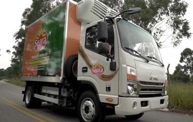 Seara inicia transporte com caminhão 100% elétrico e sem emissão de carbono
