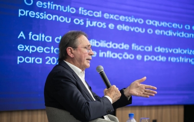 Cenário fiscal pressiona juros e afetará crescimento em 2025, diz FIESC