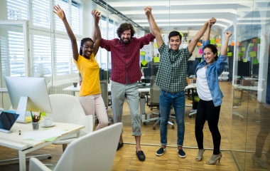 Ambiente de trabalho positivo depende de colegas que se ajudam, aponta pesquisa