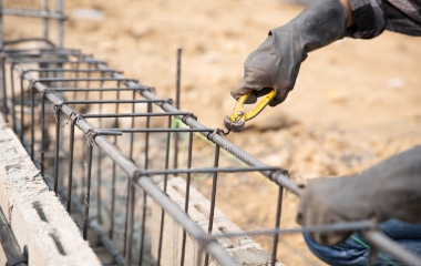 Construção lidera geração de empregos na indústria em 2025