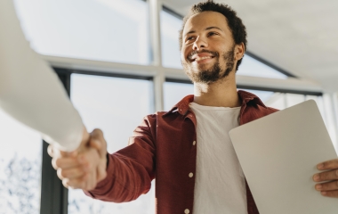 Em busca do primeiro emprego? Confira atitudes importantes para conquistar a vaga