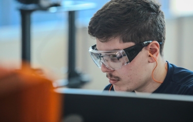 Jovens priorizam salário, possibilidade de crescimento e benefícios, mostra pesquisa